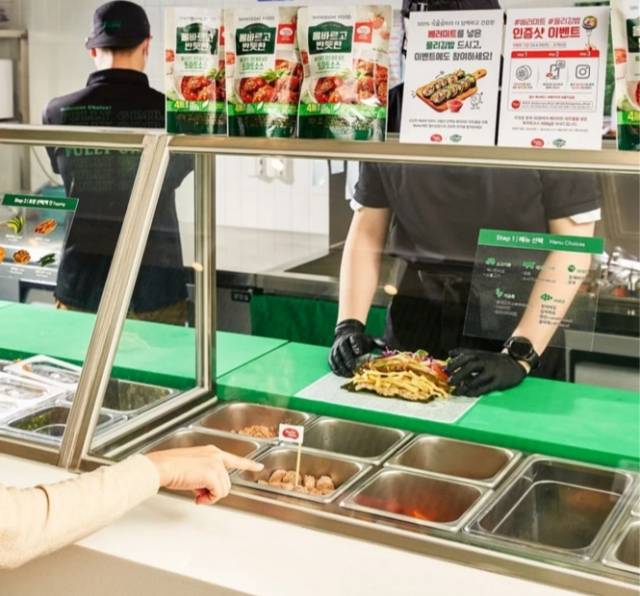 소비자가 원하는 재료들로 김밥을 만들고 있다. 풀리김밥 공식 SNS 캡처.