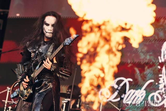 3일 인천펜타포트 락 페스티벌 2일차 6번째 서브무대(힐스테이트 스테이지)에 국내 헤비메탈 밴드 다크 미러 오브 트레지디(Dark Mirror ov Tragedy)가 나서 열정적인 무대를 선보이고 있다. 특별취재반