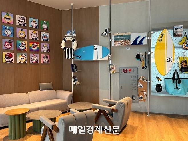 L7 해운대 로비는 모두가 모이는 공간으로 꾸몄다. 해운대 이미지에 맞는 소품을 전시한 것이 특징이다. / 사진=홍지연 여행+ 기자