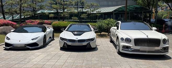 카드깡 총책이 구입한 람보르기니, BMW I8, 벤틀리 차량. [사진 = 부산경찰청]