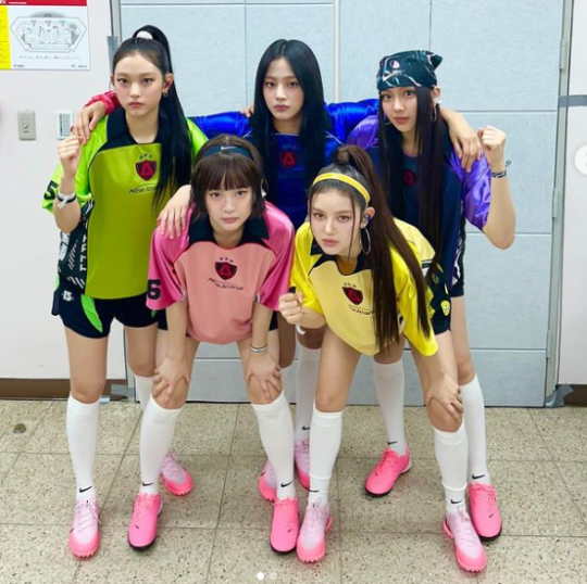 뉴진스가 알록달록한 유니폼을 입고 포즈를 취하고 있다.사진=뉴진스 SNS