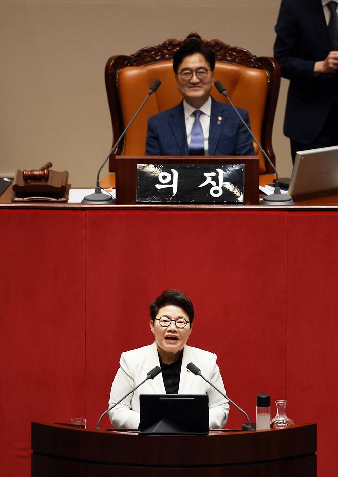 국민의힘 임이자 의원이 2일 오후 열린 국회 본회의에서'노란봉투법'(노동조합·노동관계조정법)이 상정되자, 필리버스터(무제한 토론을 통한 합법적 의사진행 방해)를 시작하고 있다.[연합뉴스 제공]