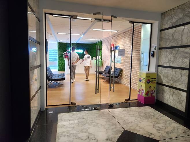 외부인 출입을 통제하는 큐텐 현지 직원. [이영기 기자/20ki@]