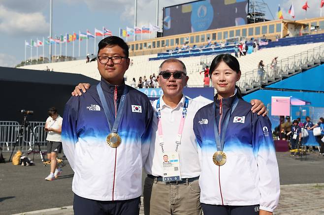 정의선 현대차 그룹 회장이 2일(현지시간) 프랑스 파리 레쟁발리드에서 2024 파리올림픽 양궁 혼성 단체전에서 금메달을 딴 김우진-임시현과 만나고 있다. [연합]