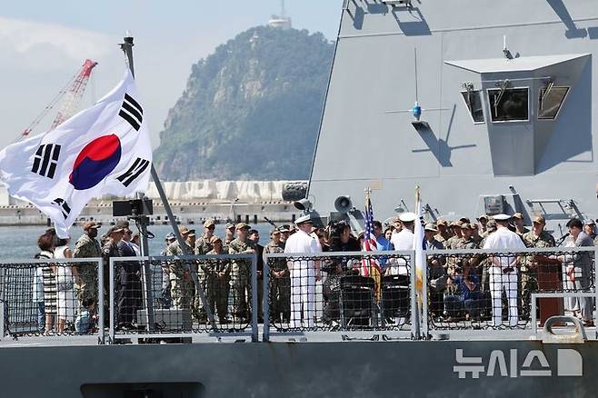 [부산=뉴시스] 하경민 기자 = 주한미해군사령부 진급식이 열린 2일 부산 남구 해군작전사령부 부산작전기지 부두에 정박 중인 신형 호위함 '경남함'(FFG-Ⅱ)에서 미 장교들이 진급 소감을 밝히고 있다.  대한민국 해군 함정에서 열린 미 해군 진급식은 한미 동맹 71년 역사상 이번이 최초다. 2024.08.02. yulnetphoto@newsis.com