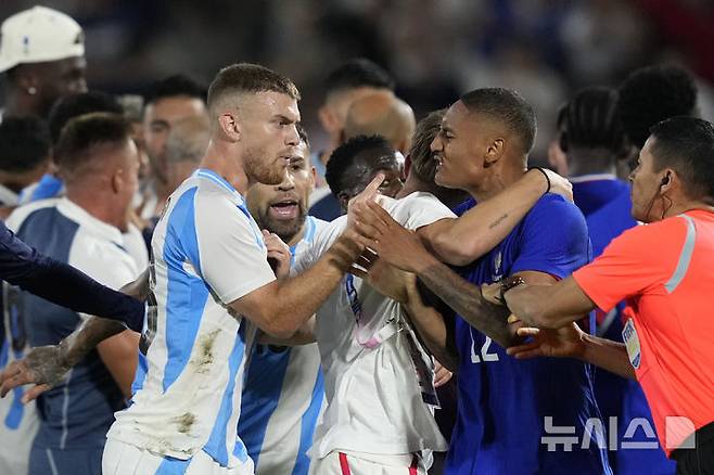 [보르도=AP/뉴시스] 2024 파리 올림픽 남자 축구 8강 직후 충돌한 아르헨티나와 프랑스. 2024. 8. 2.