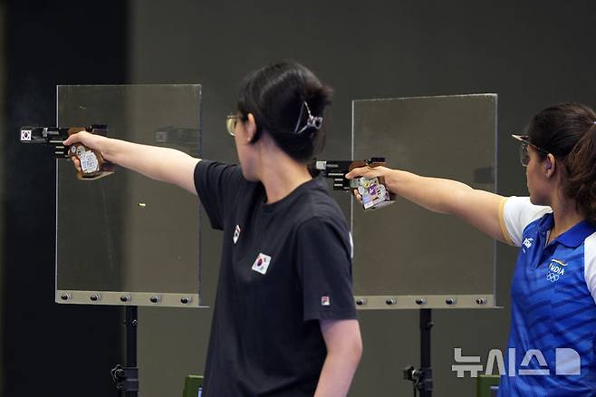 [샤토루=AP/뉴시스]파리올림픽 여자 사격 25m 권총 금메달을 딴 양지인. 2024.08.03.