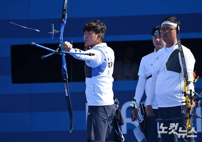 한국 양궁 대표팀 김제덕이 29일(현지시간) 프랑스 파리 앵발리드 경기장에서 열린 2024파리올림픽 남자 리커브 단체 결승 한국과 프랑스의 경기에서 활을 쏘고 있다. 2024.7.29 파리=올림픽사진공동취재단/ZU 황진환 기자