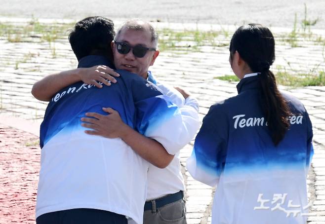 정의선 대한양궁협회장이 2일(현지시각) 프랑스 파리 앵발리드에서 열린 2024 파리 올림픽 양궁 혼성 단체 결승 독일과의 경기에서 금메달을 획득한 김우진과 임시현을 축하하고 있다. 2024.8.2 생캉탱앙이블린=올림픽사진공동취재단 / ZU 황진환 기자