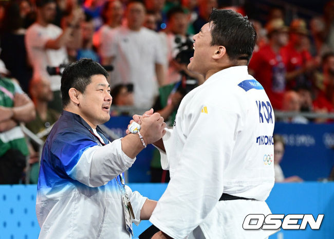 [OSEN=파리(프랑스), 최규한 기자] 2일(한국시각) 프랑스 파리 샹드마르스 아레나에서 ‘2024 파리올림픽’ 유도 남자 100kg 이상급 준결승 한국 김민종과 일본 사이토 다쓰루의 경기가 열렸다.김민종은 한국 유도의 '노골드'를 끊어낼 유력한 후보로 기대받고 있다. 한국 유도의 올림픽 금메달은 지난 2012 런던 올림픽 김재범과 송대남의 금메달이 마지막이다. 한국 김민종이 일본 사이토 다쓰루를 상대로 한판승을 따낸 뒤 황희태 감독과 환호하고 있다. 2024.07.30 / dreamer@osen.co.kr