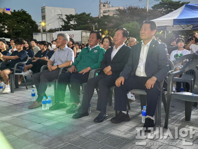 ▲ 안동교회 석조 예배당 앞에서 진행된 열린음악회에는 김승학 담임목사, 손광영 시의회부의장,권기창 안동시장, 김경도 안동시의회의장(사진 좌측으로부터)을 비롯 시의원, 안동교회 관계자, 시민 등 1천여명 이상의 관객이 운집했다. ⓒ김종우(프레시안)