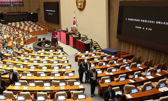 지난 2일 국회 본회의에서 이진숙 방송통신위원장 탄핵소추안이 야당 단독으로 통과되고 있다. 연합뉴스