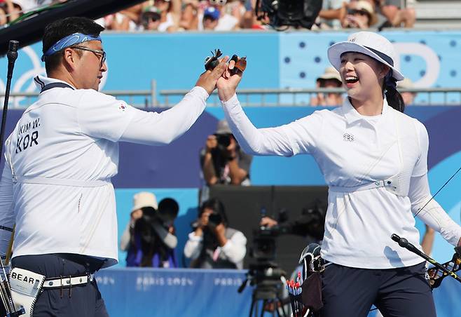 김우진-임시현이 2일(현지시각) 프랑스 파리 레쟁발리드에서 열린 2024 파리 올림픽 양궁 혼성 단체 결승 독일과의 경기에서 승리하며 금메달을 확정한 뒤 기뻐하고 있다.    파리=뉴시스