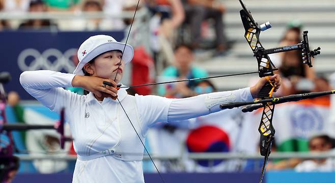 3일(현지시간) 프랑스 파리 레쟁발리드에서 열린 2024 파리올림픽 양궁 여자 개인전 멕시코의 알레한드라 발렌시아와의 8강에서 한국 임시현이 과녁을 조준하고 있다.&nbsp; &nbsp;파리=연합뉴스