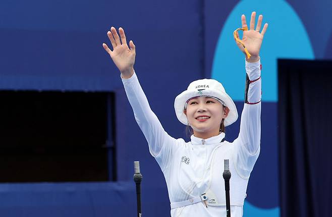 3일(현지시간) 프랑스 파리 레쟁발리드에서 열린 2024 파리올림픽 양궁 여자 개인전 튀르키예의 엘리프 고키르와의 8강에서 승리한 한국 전훈영이 기뻐하며 인사하고 있다.&nbsp; &nbsp; 연합뉴스