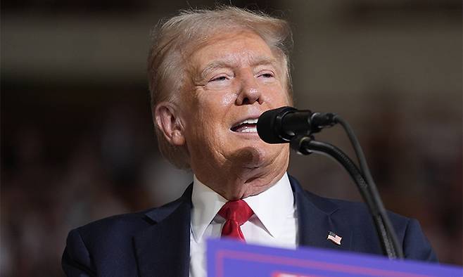 도널드 트럼프 전 미국 대통령이 7월 31일(현지시간) 펜실베이니아주 주도인 해리스버그 유세에서 연설하고 있다. 그는 지난달 13일 총격 사건 이후 처음으로 펜실베이니아를 방문했다.&nbsp;AP뉴시스