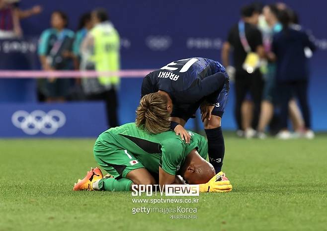 ▲ 日本サッカーがオリンピックでまた泣いた. 今度にも相手はスペインだった. ワイルドカードをただ 1枚も使わないほどに日本はパリオリンピックで自信感があった. 準備期間も長かった. しかしワイルドカード不使用は結局うぬぼれだった. 8強戦スペインと競技で格段な技倆差を実感した. 結果は 0-3 かんな. 組別リーグで 3戦戦勝で勢いをあげたがスペインには通じなかった. 競技(景気)が終わると多くの日本選手たちが涙を流した. 日本は東京オリンピックに引き続き 8強戦で敗れてメダル獲得に失敗した. 最後のオリンピックメダルは 1968 メキシコ大会の時まで上がらなければならない. 当時銅メダル獲得以後日本はオリンピックの毎に挫折した. 日本内では非難世論が生成された. パリオリンピック男サッカー 4強対戦表は完成された. 日本を退けたスペインはモロッコと付いてフランスはエジプトと対決する.