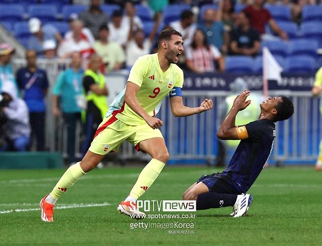 ▲ 日本サッカーがオリンピックでまた泣いた. 今度にも相手はスペインだった. ワイルドカードをただ 1枚も使わないほどに日本はパリオリンピックで自信感があった. 準備期間も長かった. しかしワイルドカード不使用は結局うぬぼれだった. 8強戦スペインと競技で格段な技倆差を実感した. 結果は 0-3 かんな. 組別リーグで 3戦戦勝で勢いをあげたがスペインには通じなかった. 競技(景気)が終わると多くの日本選手たちが涙を流した. 日本は東京オリンピックに引き続き 8強戦で敗れてメダル獲得に失敗した. 最後のオリンピックメダルは 1968 メキシコ大会の時まで上がらなければならない. 当時銅メダル獲得以後日本はオリンピックの毎に挫折した. 日本内では非難世論が生成された. パリオリンピック男サッカー 4強対戦表は完成された. 日本を退けたスペインはモロッコと付いてフランスはエジプトと対決する.