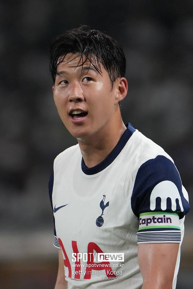 ▲ 엔지 포스테코글루 감독이 '캡틴' 손흥민(33, 토트넘 홋스퍼) 재계약에 관해 말을 아꼈다. 1년 연장 옵션을 발동했다는 이야기가 있지만, 손흥민의 공식적인 계약은 2025년까지다. 프리시즌이지만 공식적인 기자회견에서 손흥민 관련 질문에 나왔는데 "재계약은 나 혼자서 결정할 수 있는 부분이 아니다"라며 확답을 아꼈다. 여름 이적 시장 초반 레알 마드리드 이적설이 돌았던 부주장 크리스티안 로메로는 토트넘에 남아 우승을 원하고 있다