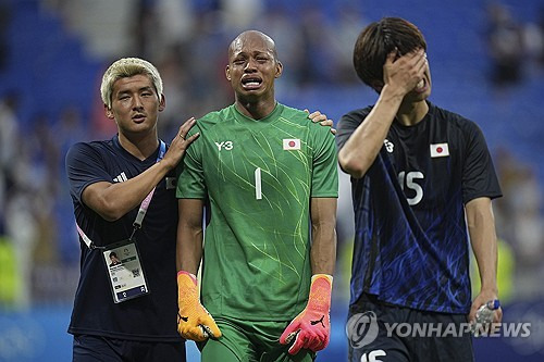 오이와 고 감독이 이끄는 일본은 3일(한국시간) 프랑스 리옹에 위치한 스타드 드 리옹에서 열린 스페인과의 2024 파리 올림픽 남자축구 8강전서 0-3 완패했다. 지난 도쿄 올림픽에서도 4강에서 스페인에 무릎을 꿇었던 일본은 이번에도 무적함대를 넘지 못하고 56년 만의 메달 획득이 좌절됐다. 연합뉴스