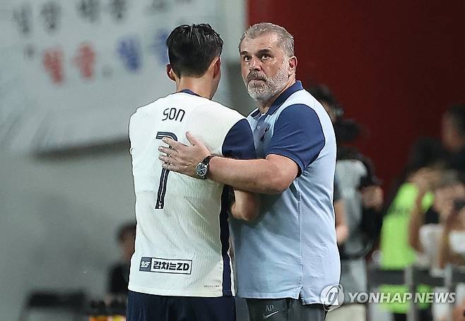 감독 격려 받는 손흥민 (서울=연합뉴스) 김성민 기자 = 3일 서울월드컵경기장에서 열린 2024 쿠팡플레이 시리즈 2차전 토트넘과 바이에른 뮌헨의 경기. 토트넘 손흥민이 교체되며 안지 포스테코글루 감독의 격려를 받고 있다. 2024.8.3 ksm7976@yna.co.kr