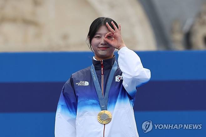 '양궁 천재' 임시현, 3관왕 달성 (파리=연합뉴스) 임화영 기자 = 3일(현지시간) 프랑스 파리 레쟁발리드에서 열린 2024 파리올림픽 양궁 여자 개인전 결승에서 금메달을 차지하며 3관왕 달성에 성공한 임시현이 시상식에서 포즈를 취하고 있다. 2024.8.3 hwayoung7@yna.co.kr