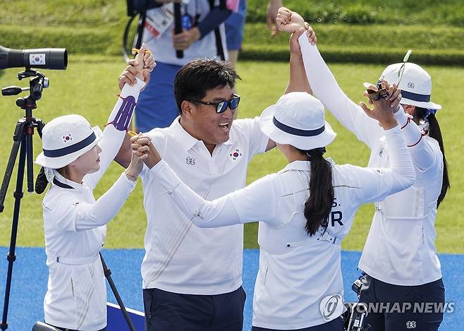 연장전 마지막 화살 뒤 금메달 확신 (파리=연합뉴스) 황광모 기자 = 28일(현지시간) 프랑스 파리 레쟁발리드에 양궁 경기장에서 열린 2024 파리올림픽 양궁 여자단체전 중국과의 결승전에서 양창훈 감독과 선수들이 올림픽 연속 10연패를 달성한 뒤 환호하고 있다. 2024.7.29 hkmpooh@yna.co.kr