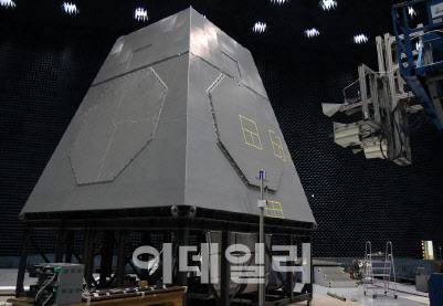 차세대 호위함(울산급 Batch-Ⅲ) 선도함 ‘충남함‘에 처음 적용된 복합센서마스트다. 내부에는 전투관리체계와 다기능레이더(4면 고정형), 적외선 탐지추적장비, 전자광학추적장비가 탑재돼 있다. (출처=방위사업청)