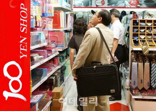 일본의 100엔샵 (사진=AFP)