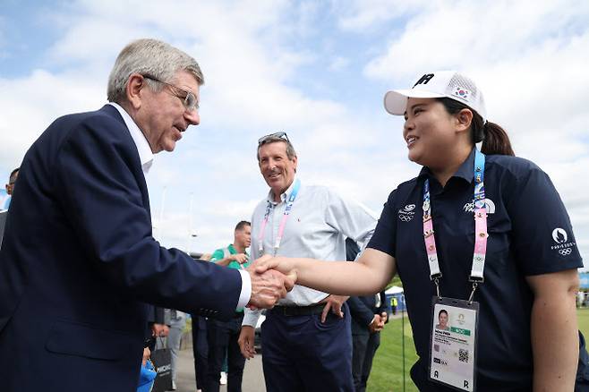 박인비가 4일(현지시간) 올림픽 남자 골프 경기가 여리는 르골프 나쇼날에서 토마스 바흐 IOC 위원장과 만나 악수하고 있다. (사진=연합뉴스)