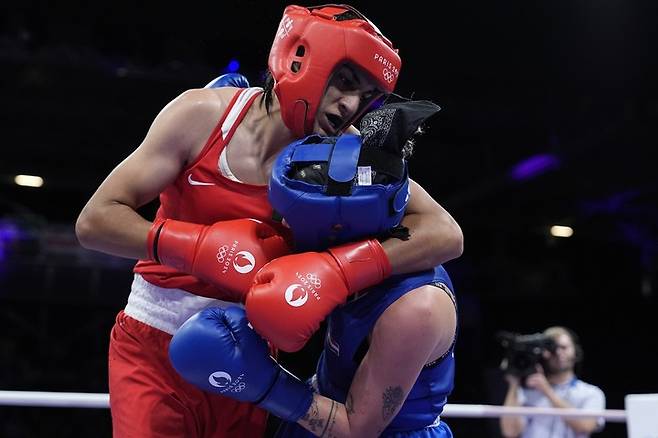 알제리 복싱 대표 칼리프(좌)가 헝가리 루카 하모리와 경기를 치른다