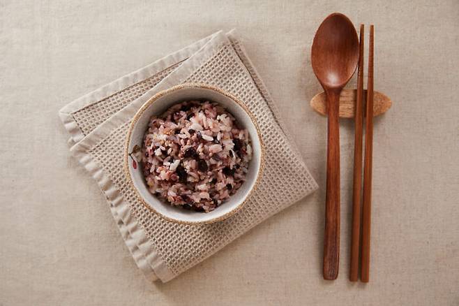 흰 쌀밥보다는 복합 탄수화물인 잡곡밥이 건강에 좋은 것이 사실이다. [사진=클립아트코리아]