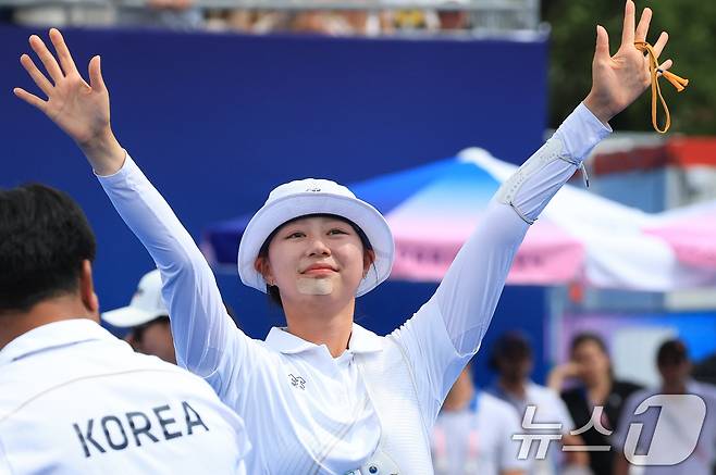 대한민국 양궁 대표팀 임시현 선수가 3일 오후(한국시간) 프랑스 파리 앵발리드에서 진행된 양궁 여자 개인 금메달 결정전 대한민국 남수현과의 경기에서 금메달을 확정 지은 후 기뻐하고 있다. 2024.8.3/뉴스1 ⓒ News1 박정호 기자