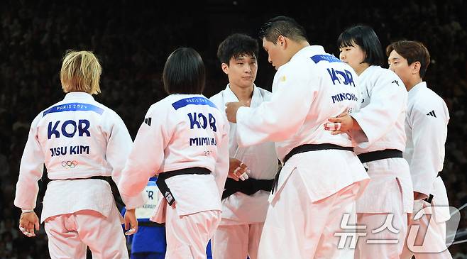 대한민국 유도대표팀 김민종을 비롯한 선수들이 4일(한국시간) 프랑스 파리 샹 드 마르스 아레나에서 열린 2024 파리올림픽 유도 혼성 단체 동메달 결정전 독일과의 경기에서 골든스코어 추첨으로 선정된 안바울을 격려하고 있다. 2024.8.4/뉴스1 ⓒ News1 박정호 기자