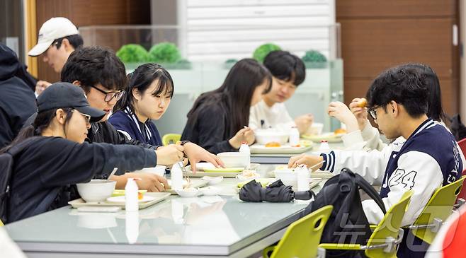 경상국립대 식당(대학 제공).