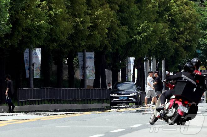 광주 북구 전남대학교 인근 도로에 아지랑이가 피어오르고 있다. (광주 북구 제공) /뉴스1