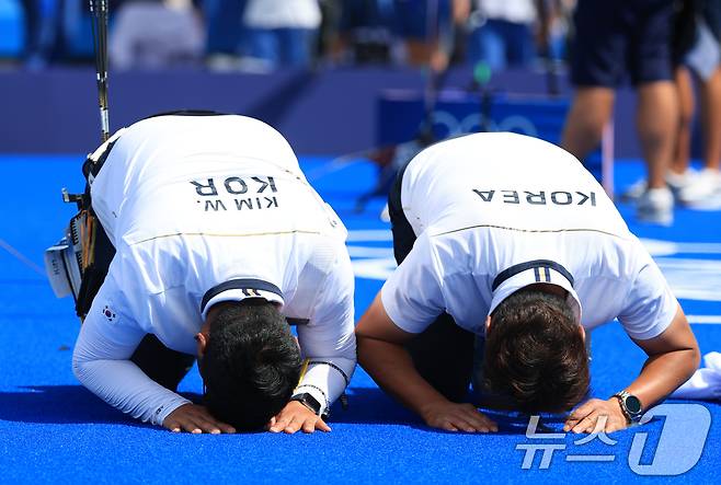 대한민국 남자 양궁 대표팀 김우진 선수가 4일 오후(한국시간) 프랑스 파리 앵발리드에서 2024 파리올림픽 남자 양궁 개인전 금메달 결정전 미국의 브래디 엘리슨 선수와의 경기에서 슛오프 접전 끝에 금메달을 획득한 후 큰절을 하고 있다. 2024.8.4/뉴스1 ⓒ News1 박정호 기자