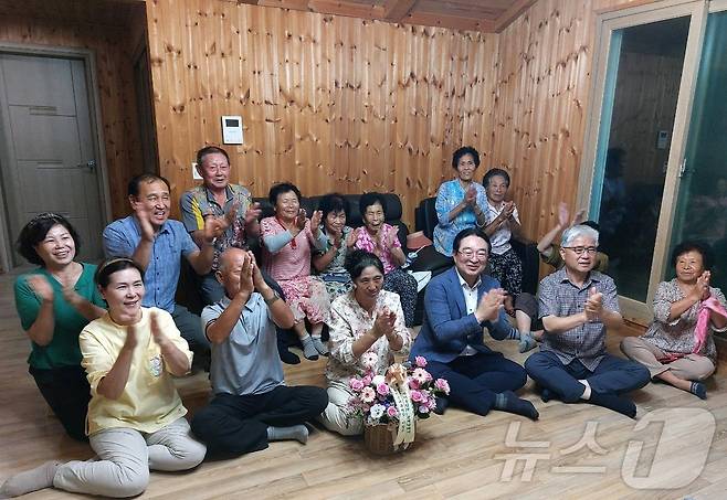 황규철 옥천군수와 마을 주민들이 김우진 선수의 이원면 고향집에서 응원하고 있다.  (독자 제공) /뉴스1