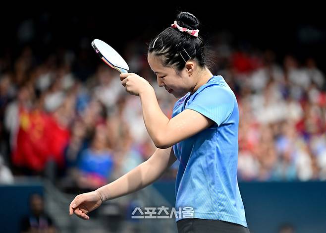 탁구 국가대표 신유빈이 2일(한국 시간) 프랑스 파리 사우스 파리 아레나4에서 열린 2024 파리올림픽 탁구 여자 단식 중국 첸멍과의 준결승전에서 실점에 아쉬워하고 있다. 신유빈은 중국 첸멍에게 게임 스코어 0-4(7-11, 6-11, 7-11, 7-11)로 패했다. 2024.08.02 파리 | 박진업 기자 upandup@sportsseoul.com