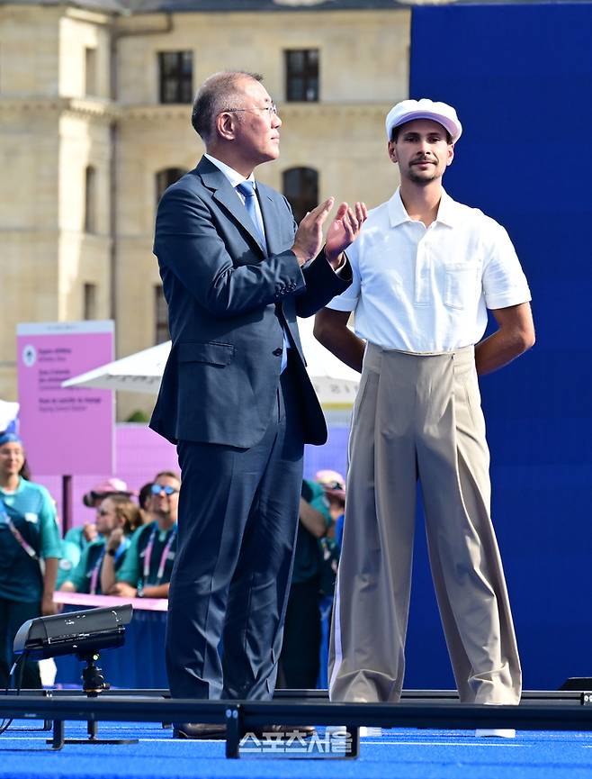 현대자동차그룹 정의선 회장이 28일(한국시간) 프랑스 파리 레쟁발리드에서 열린 2024 파리올림픽 양궁 여자 리커브 단체 시상식에서 10회 연속 금메달을 차지한 대표팀에게 박수를 보내고 있다. 2024. 7. 28. 파리 | 박진업 기자 upandup@sportsseoul.com