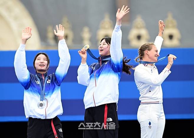 양궁 국가대표 임시현(가운데)과 남수현(왼쪽)이 3일(한국 시간) 프랑스 파리 앵발리드에서 열린 파리올림픽 양궁 여자 개인전에서 금메달과 은메달을 딴 뒤 동메달리스트 프랑스의 리사 바벨렝과 함께 관중들에게 인사를 하고 있다. 2024. 8. 3.  파리 | 박진업 기자 upandup@sportsseoul.com