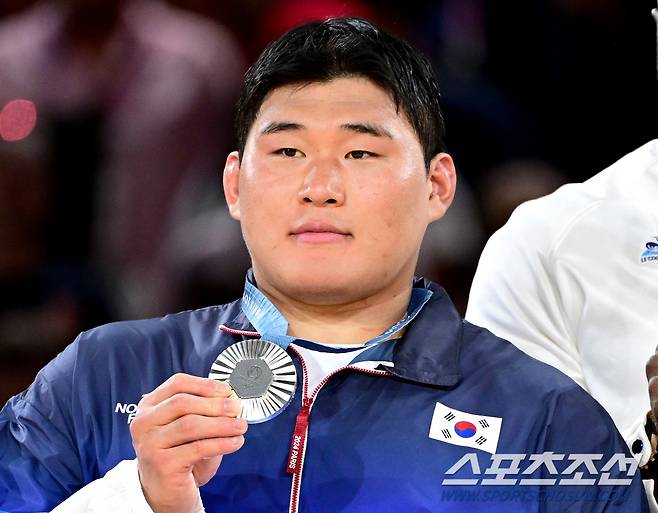 2일(한국시각) 프랑스 파리 샹드마르스 아레나에서 '2024 파리올림픽' 유도 남자 100kg 이상급 결승전 한국 김민종과 프랑스 테디 리네르의 경기가 열렸다. 김민종은 프랑스 테디 리네르에게 한판패를 당하며 은메달을 획득했다. 한국 김민종이 은메달을 목에 걸고 포즈를 취하고 있다. 파리(프랑스)=정재근 기자 cjg@sportschosun.com/2024.8.2/