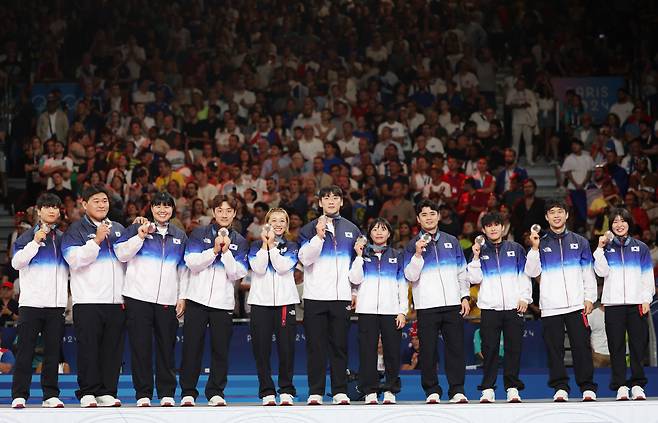 동메달 목에 건 유도 혼성단체팀

    (파리=연합뉴스) 신준희 기자 = 3일(현지시간) 프랑스 파리 샹드마르스 경기장에서 열린 2024 파리올림픽 유도 혼성단체전 동메달결정전에서 독일을 꺾고 동메달을 따낸 한국 선수들이 동메달을 목에 걸고 포즈를 취하고 있다. 2024.8.3