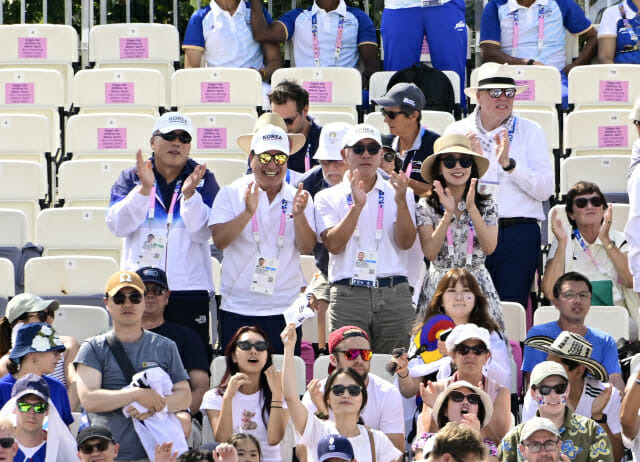 현대차그룹 정의선 회장이 2일(현지시간) 파리 대회 양궁 혼성 단체전 경기를 찾아 관람석에서 응원하고 있다. (사진=양궁협회)