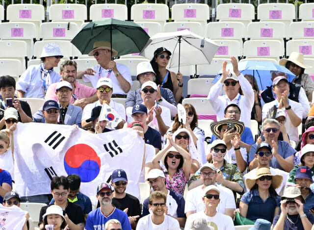 현대차그룹 정의선 회장이 2일(현지시간) 오전 일찍부터 진행된 양궁 혼성전 16강전에서 선수들을 응원하고 있다. (사진=양궁협화)