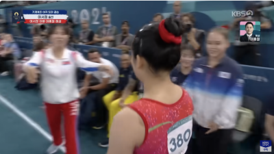 북한 안창옥이 연기를 마치고 들어가는 도중 인사를 하려는 여서정을 지나치는 모습 [이미지 출처=KBS 중계화면 캡처]