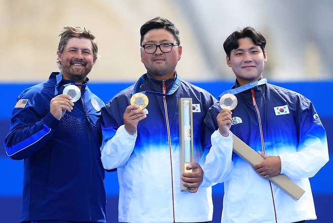 대한민국 남자 양궁 대표팀 김우진(가운데) 선수가 4일 (현지시각) 프랑스 파리 앵발리드에서 2024 파리올림픽 남자 양궁 개인전 시상식에서 은메달을 획득한 미국 브디 엘리슨(왼쪽)과 동메달을 획득한 이우석과 기념촬영을 하고 있다. /뉴스1