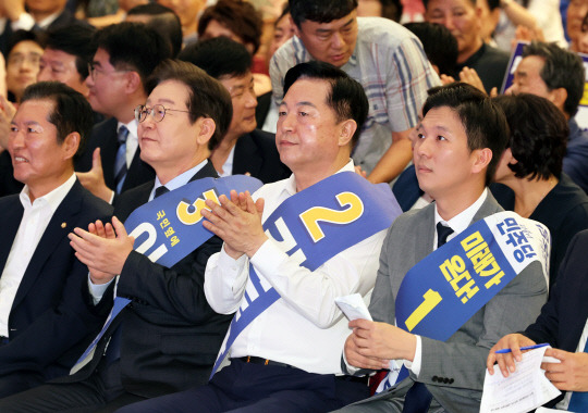 4일 오전 광주 서구 김대중컨벤션센터에서 열린 더불어민주당 당 대표·최고위원 후보자 합동연설회에 김지수(오른쪽부터), 김두관, 이재명 당 대표 후보가 참석하고 있다.<연합뉴스>