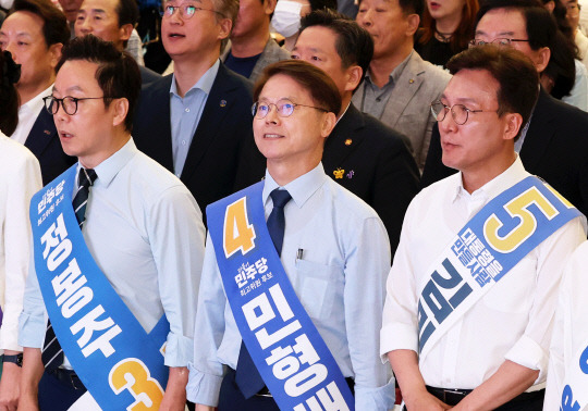 4일 오전 광주 서구 김대중컨벤션센터에서 열린 더불어민주당 당 대표·최고위원 후보자 합동연설회에서 정봉주(왼쪽부터), 민형배, 김민석 후보가 참석해 있다.<연합뉴스>