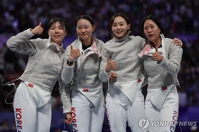 은메달을 획득한 대한민국 펜싱 선수단 / 사진 = 연합뉴스